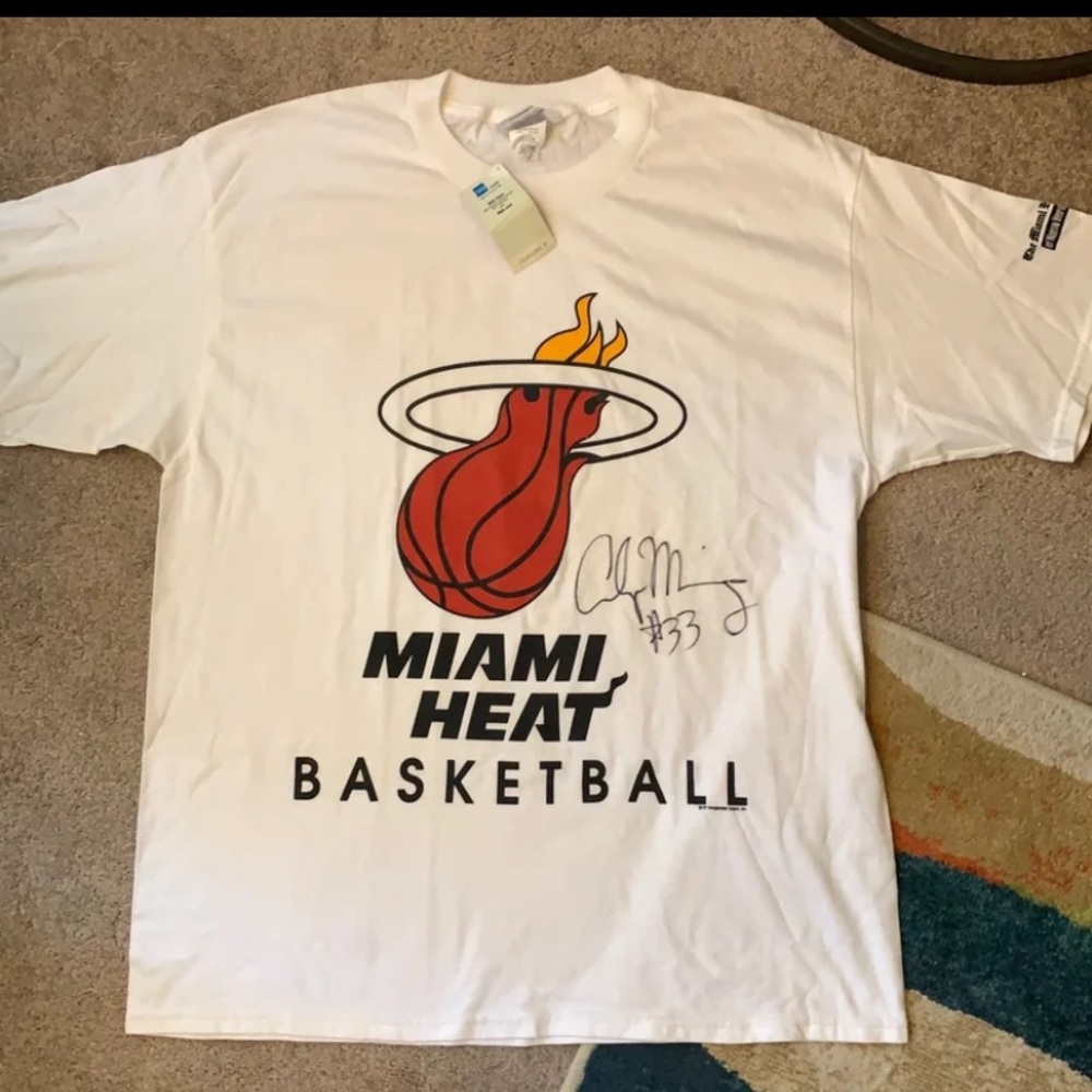 🎉3X HOST PICK🎉 Alonzo Mourning Autographed Miami Heat T-Shirt